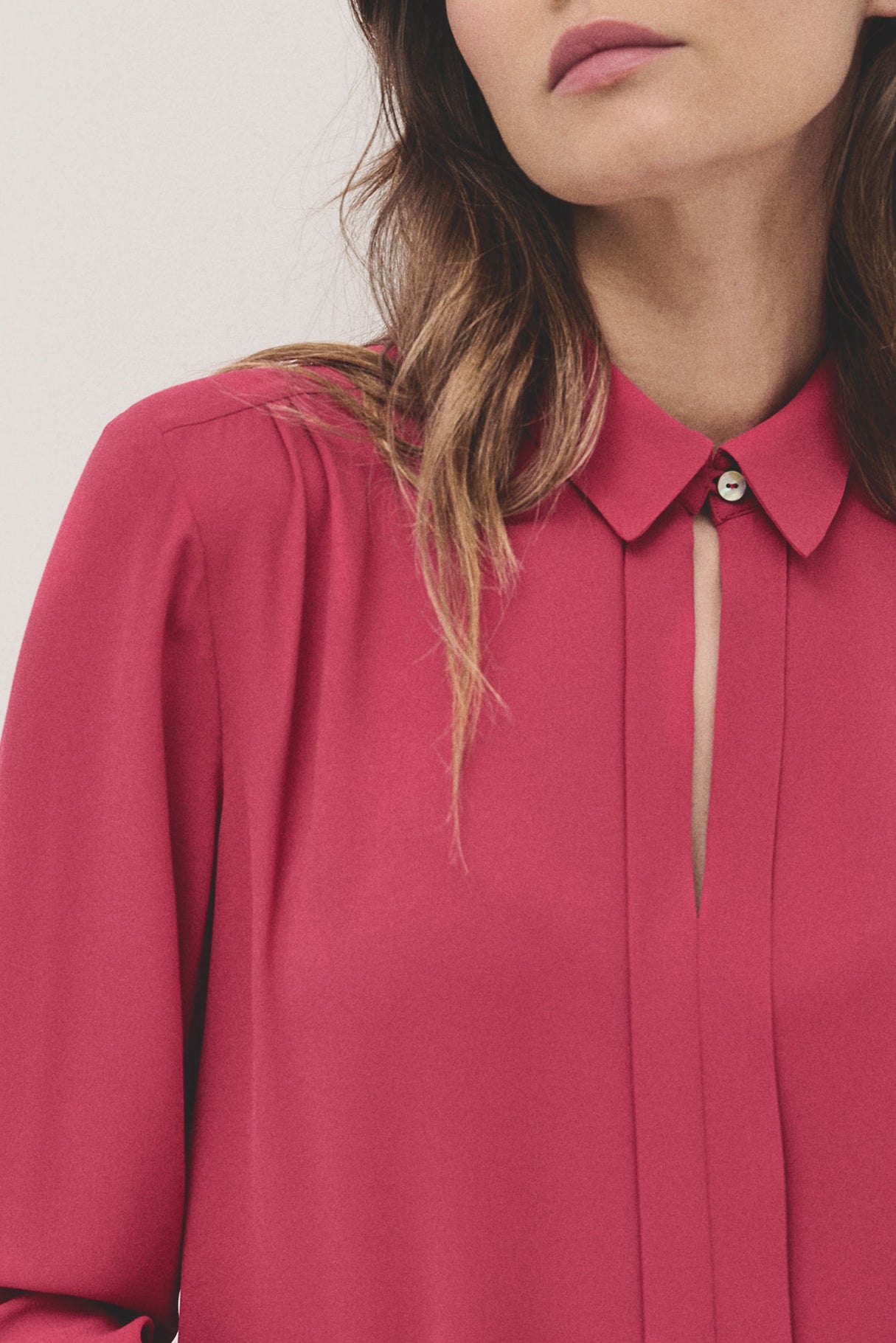 Raspberry shirt with central pleat in flaire crepe