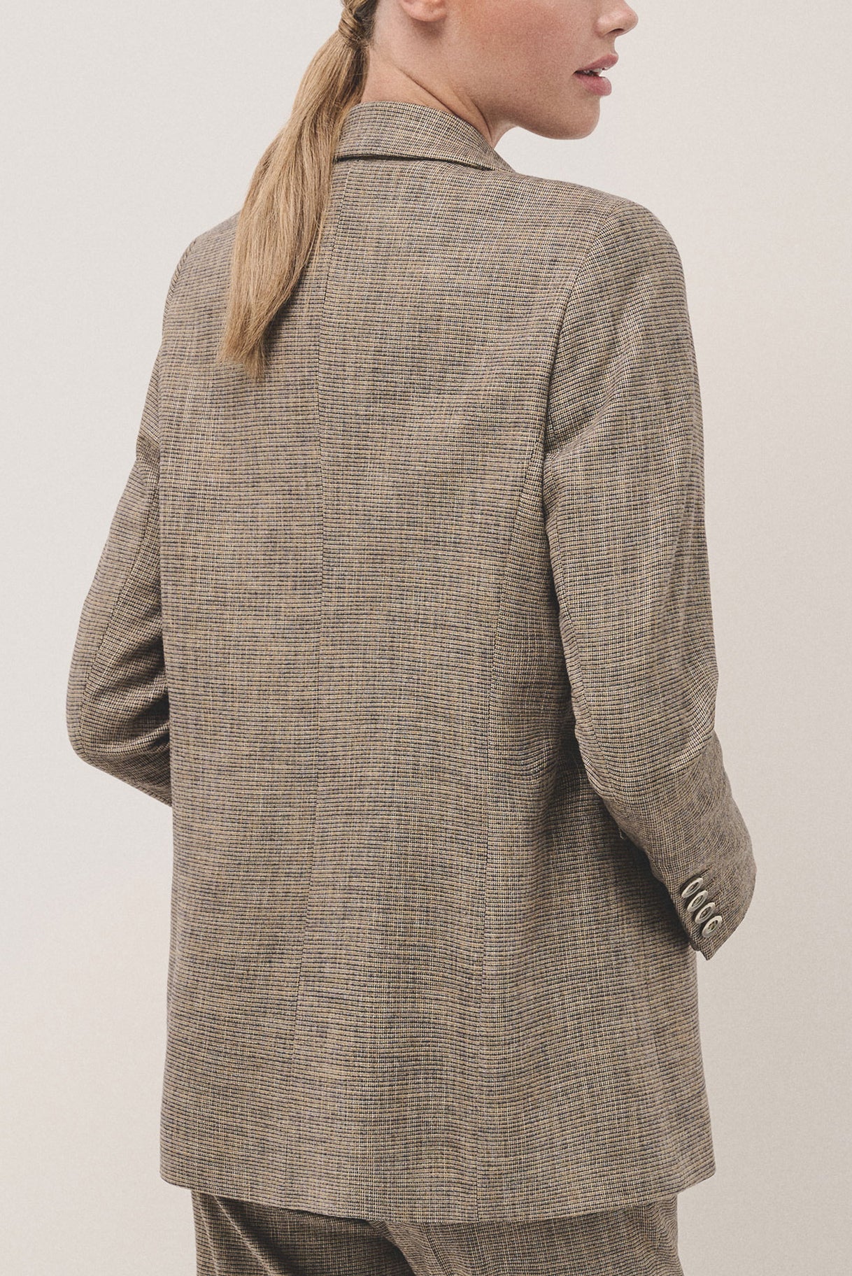 Beige and blue microprint blazer with one button