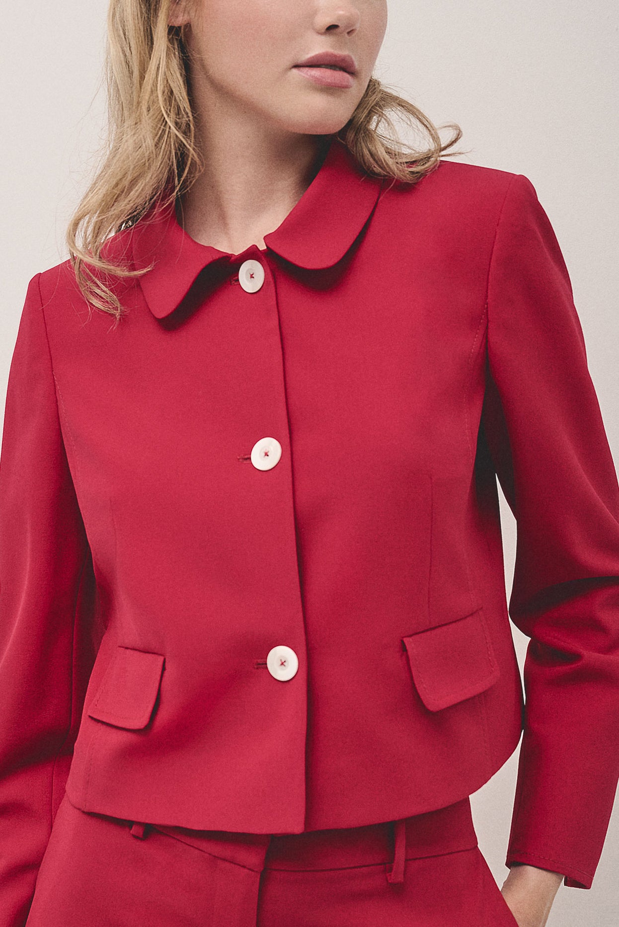 Short red crepe jacket with pockets on waist