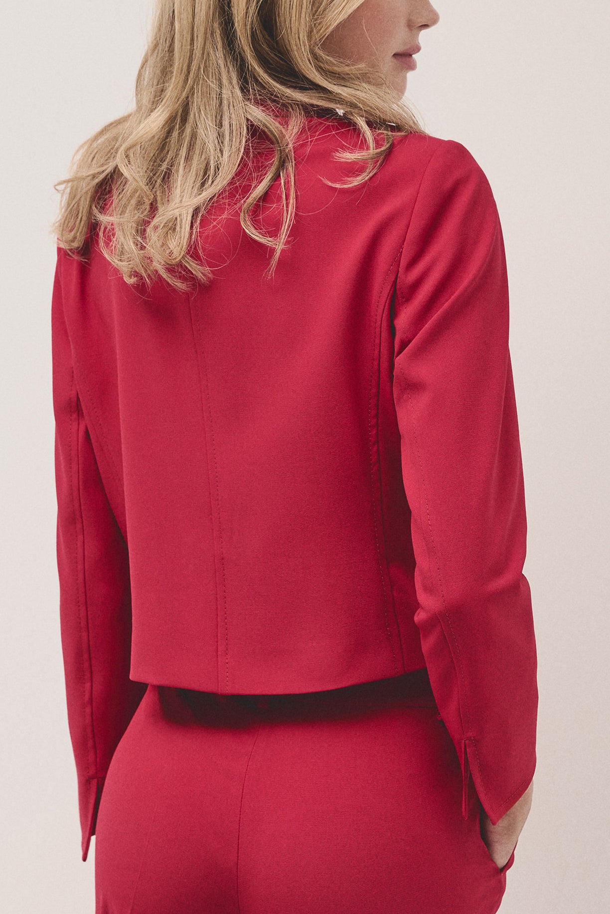 Short red crepe jacket with pockets on waist