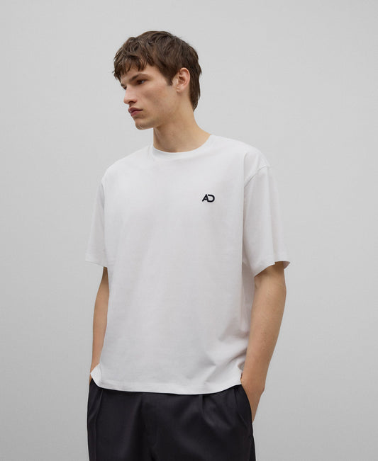 White T-shirt with contrasting logo man in white