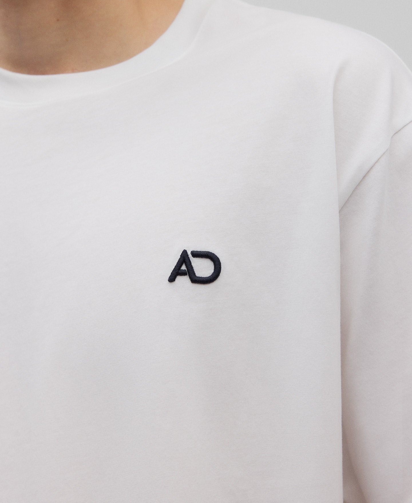 White T-shirt with contrasting logo man in white