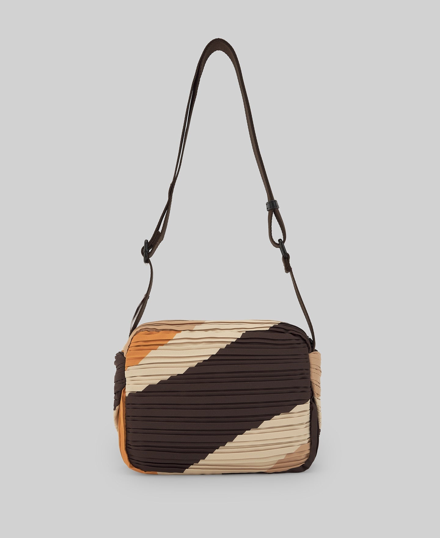 Medium crinkle crossbody woman in camel