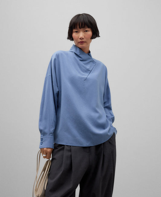 Crossed funnel neck shirt woman in blue