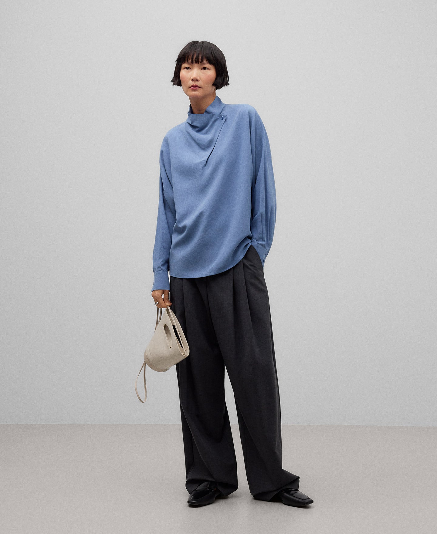 Crossed funnel neck shirt woman in blue