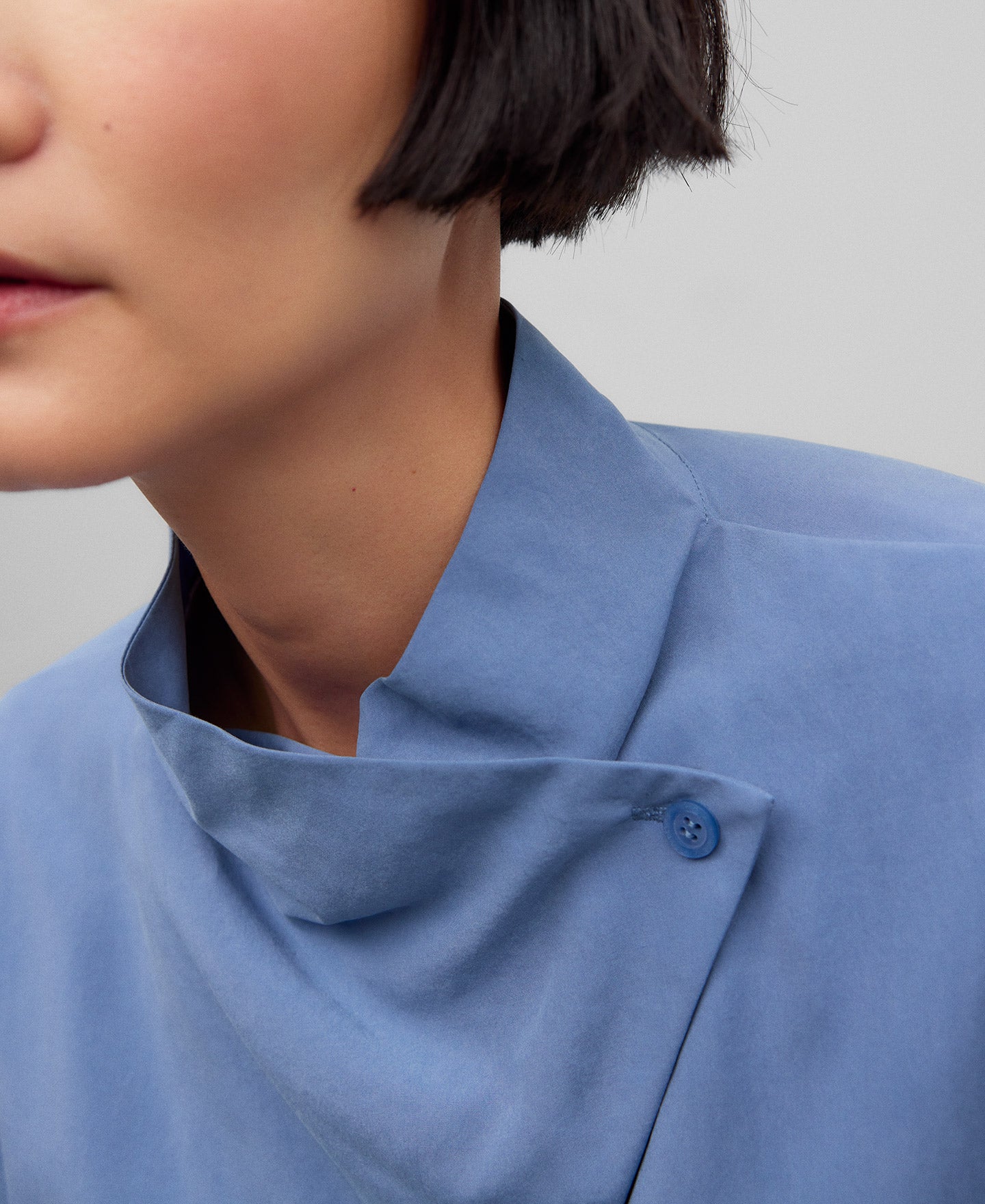 Crossed funnel neck shirt woman in blue