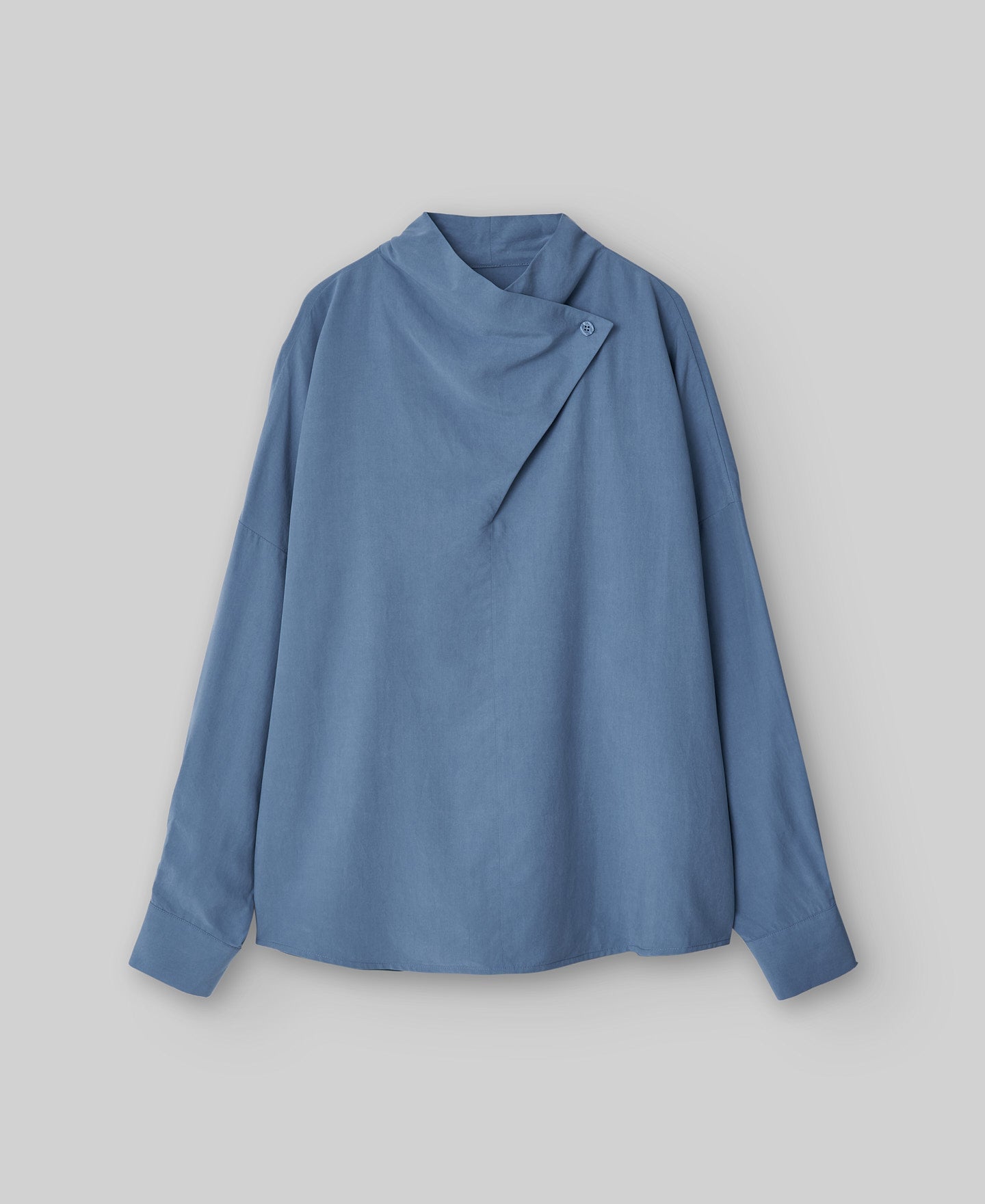 Crossed funnel neck shirt woman in blue