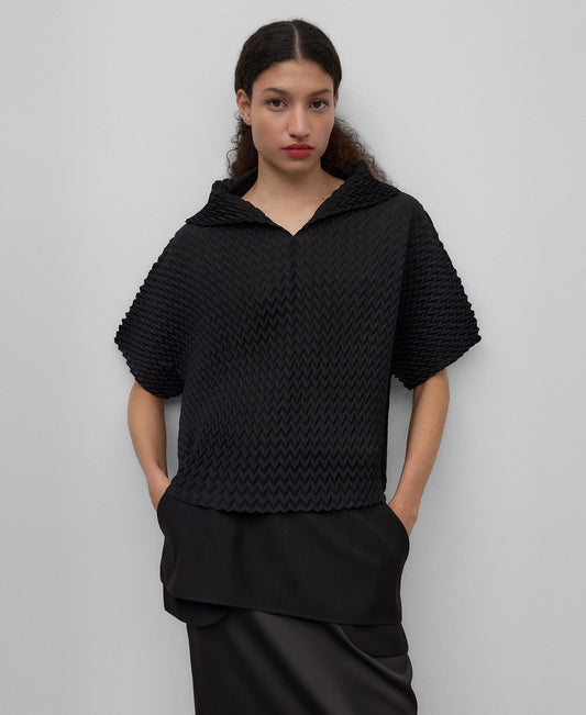 Black zigzag crinkle polo shirt woman in black