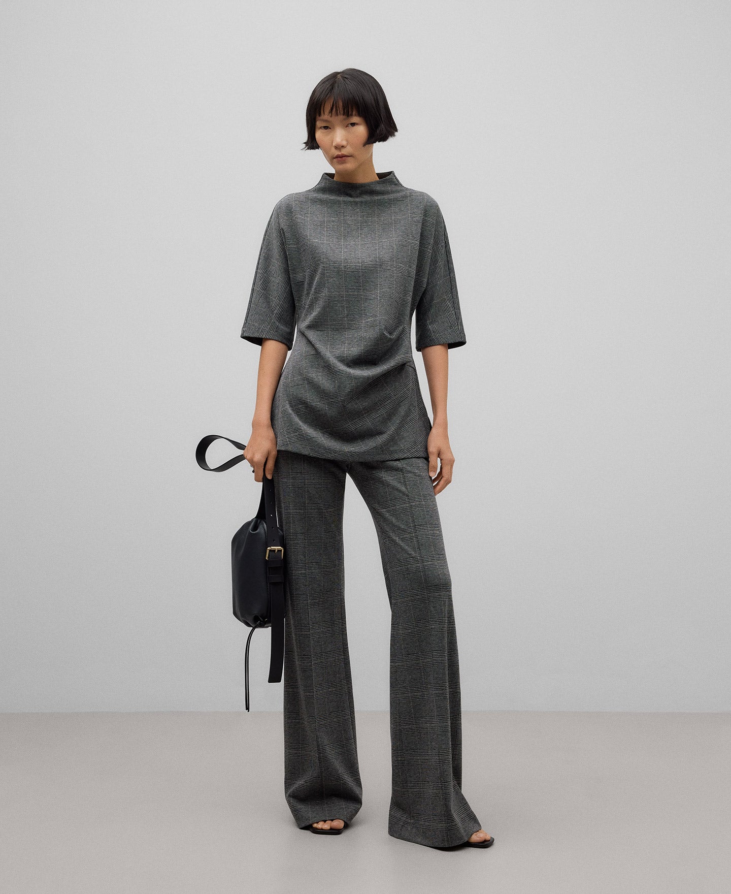 Turtleneck draped top woman in grey/black