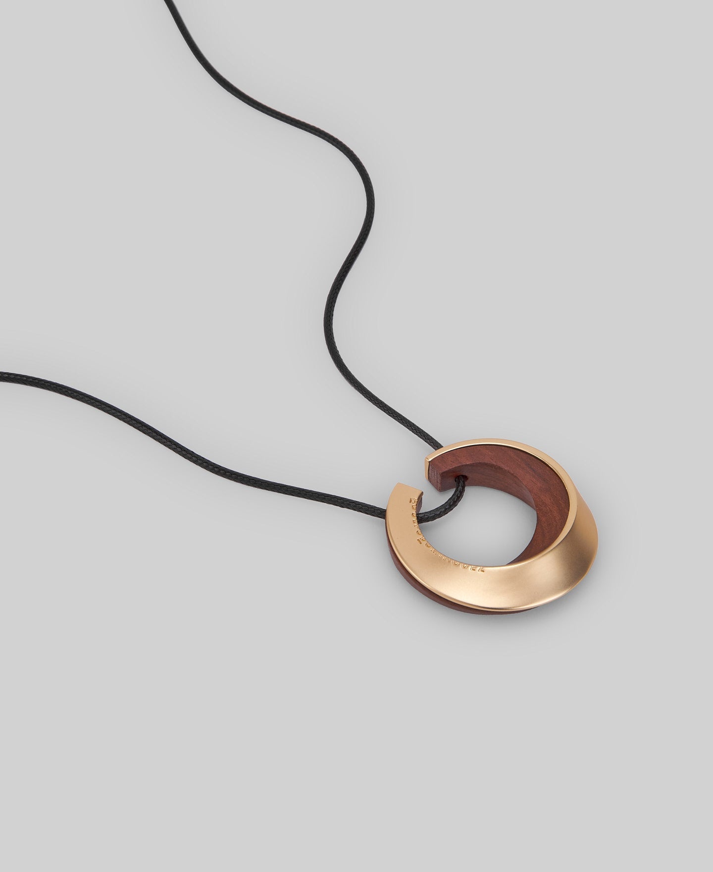 Wood and metal hoop necklace woman in wood