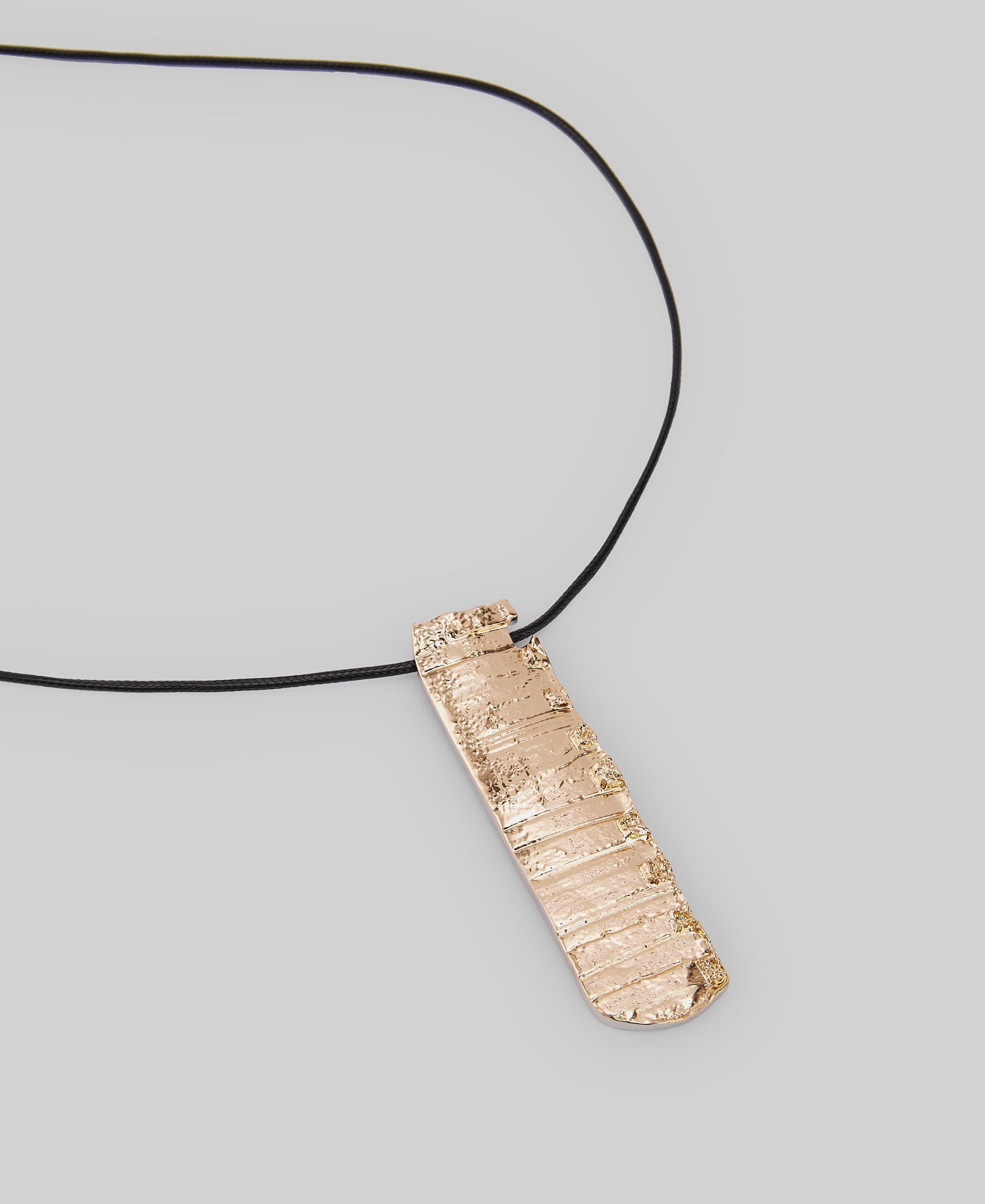 Textured gold piece necklace woman in gold