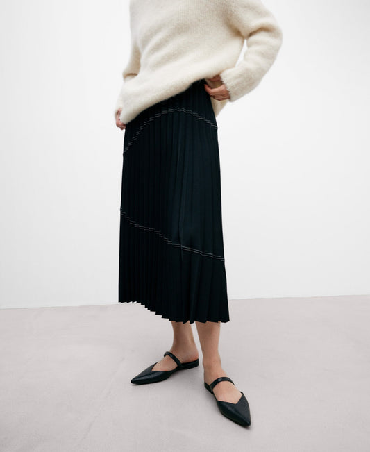 Black Pleated Skirt Woman