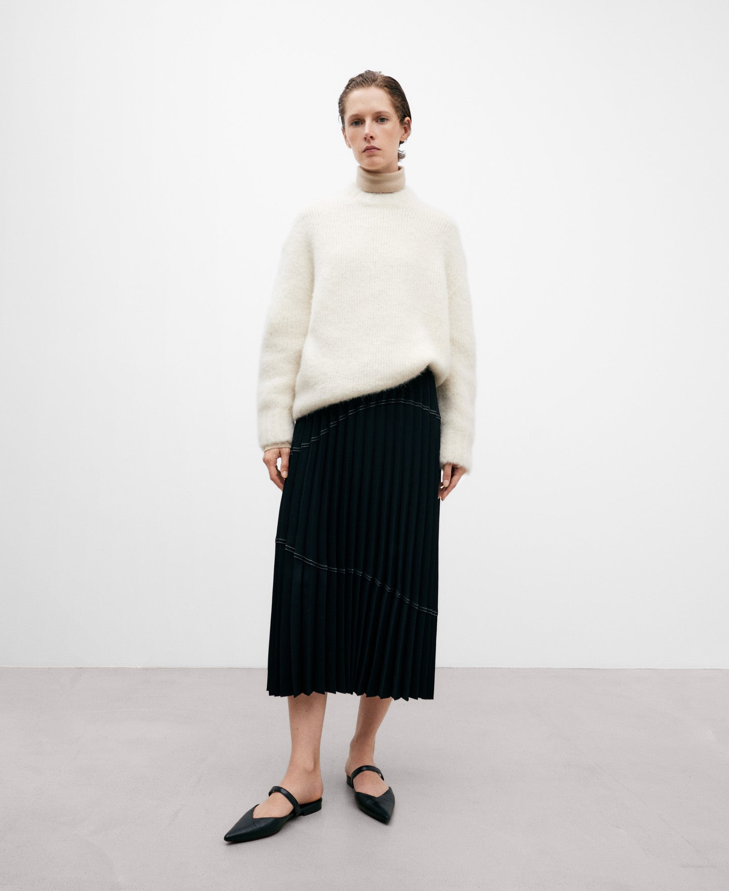 Black Pleated Skirt Woman