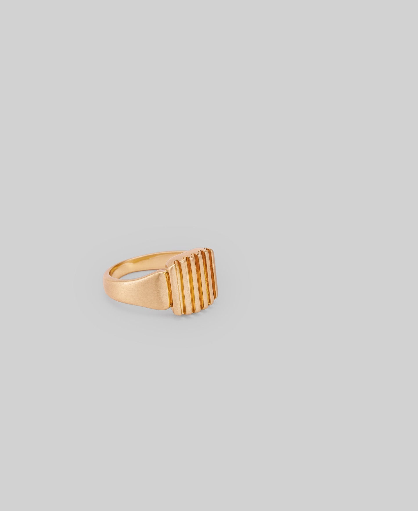 Signet ring with grooves woman in gold