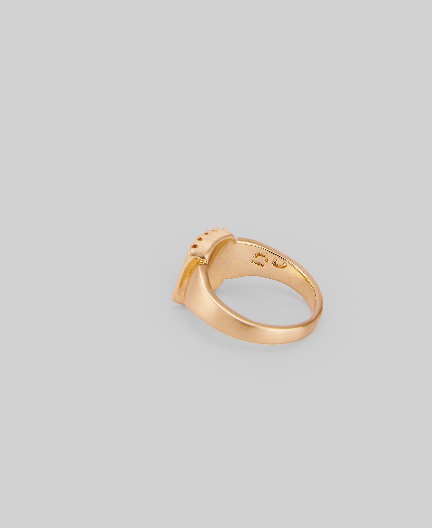 Signet ring with grooves woman in gold