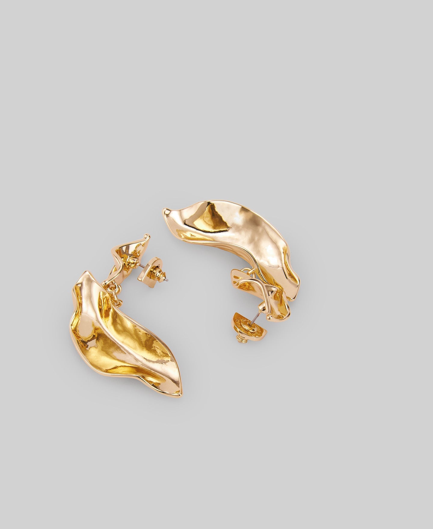 Gold earrings with two leaves woman in gold