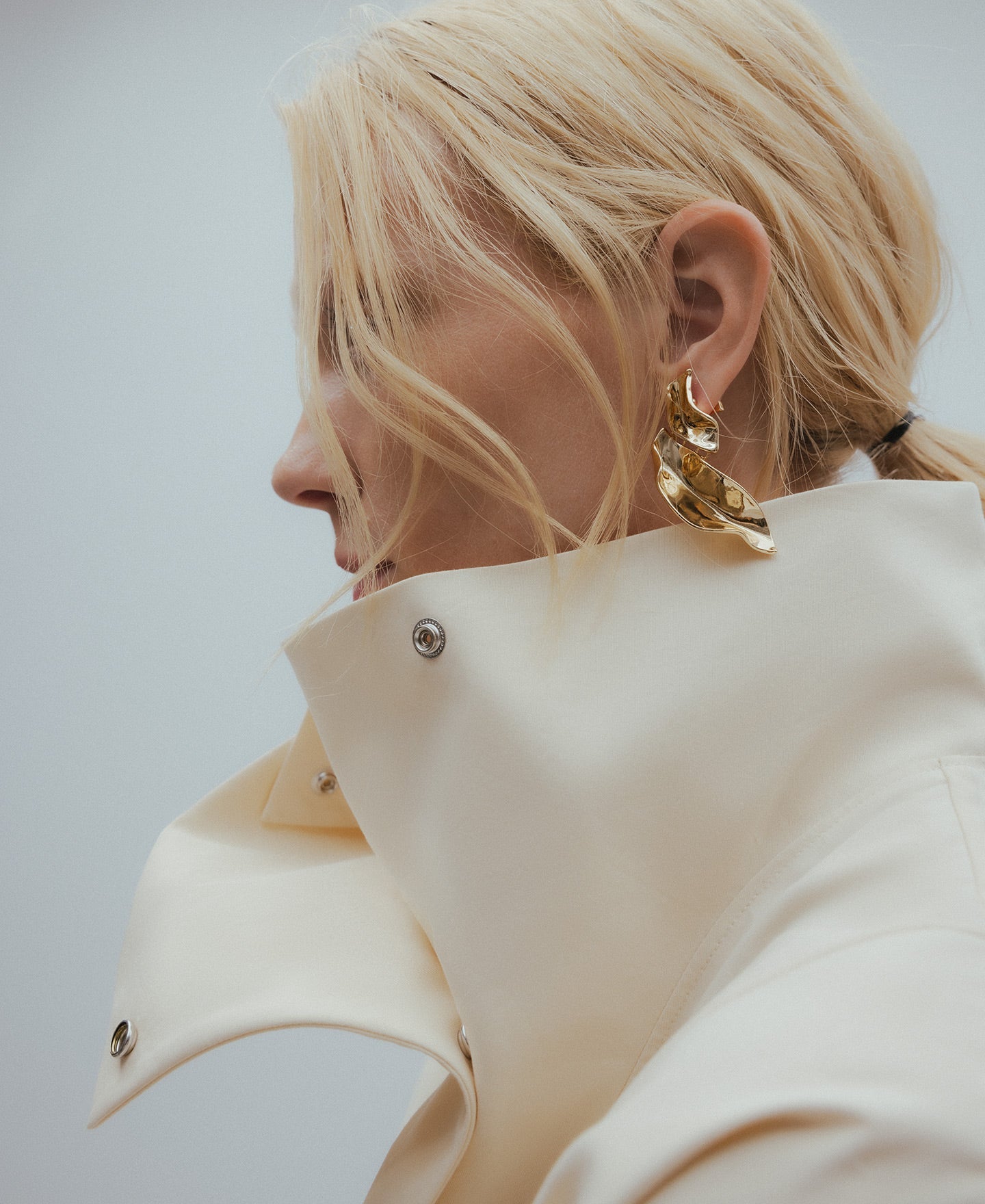 Gold earrings with two leaves woman in gold