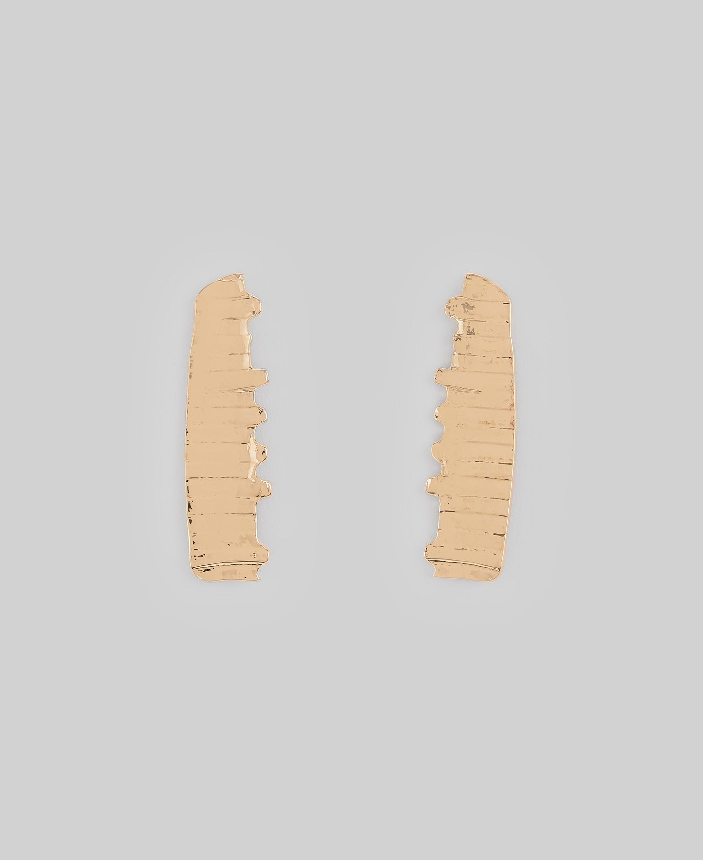 Flat textured earring woman in gold