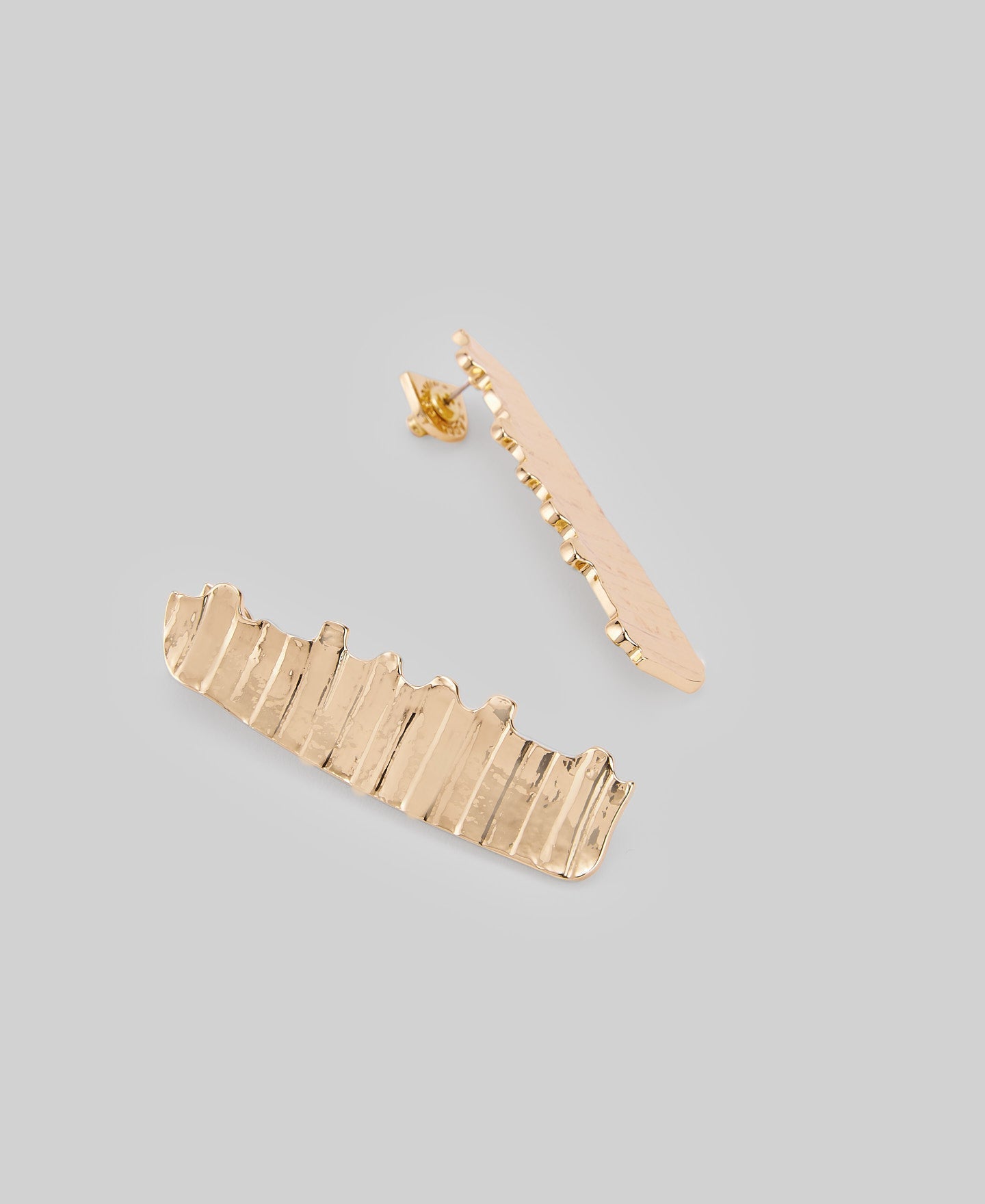 Flat textured earring woman in gold