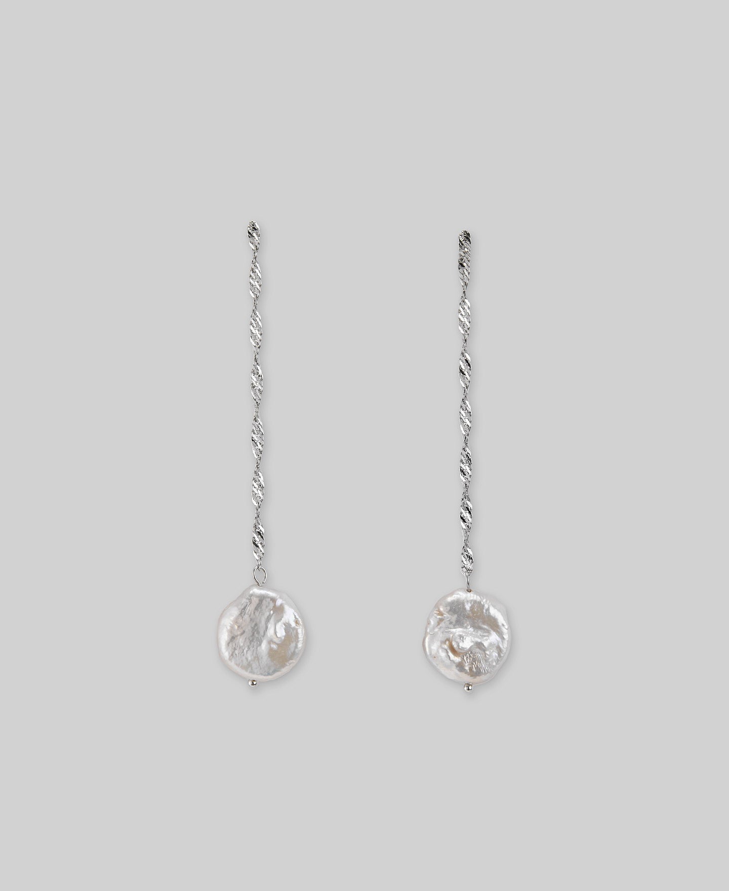 Dangling natural pearls earrings woman in silver color