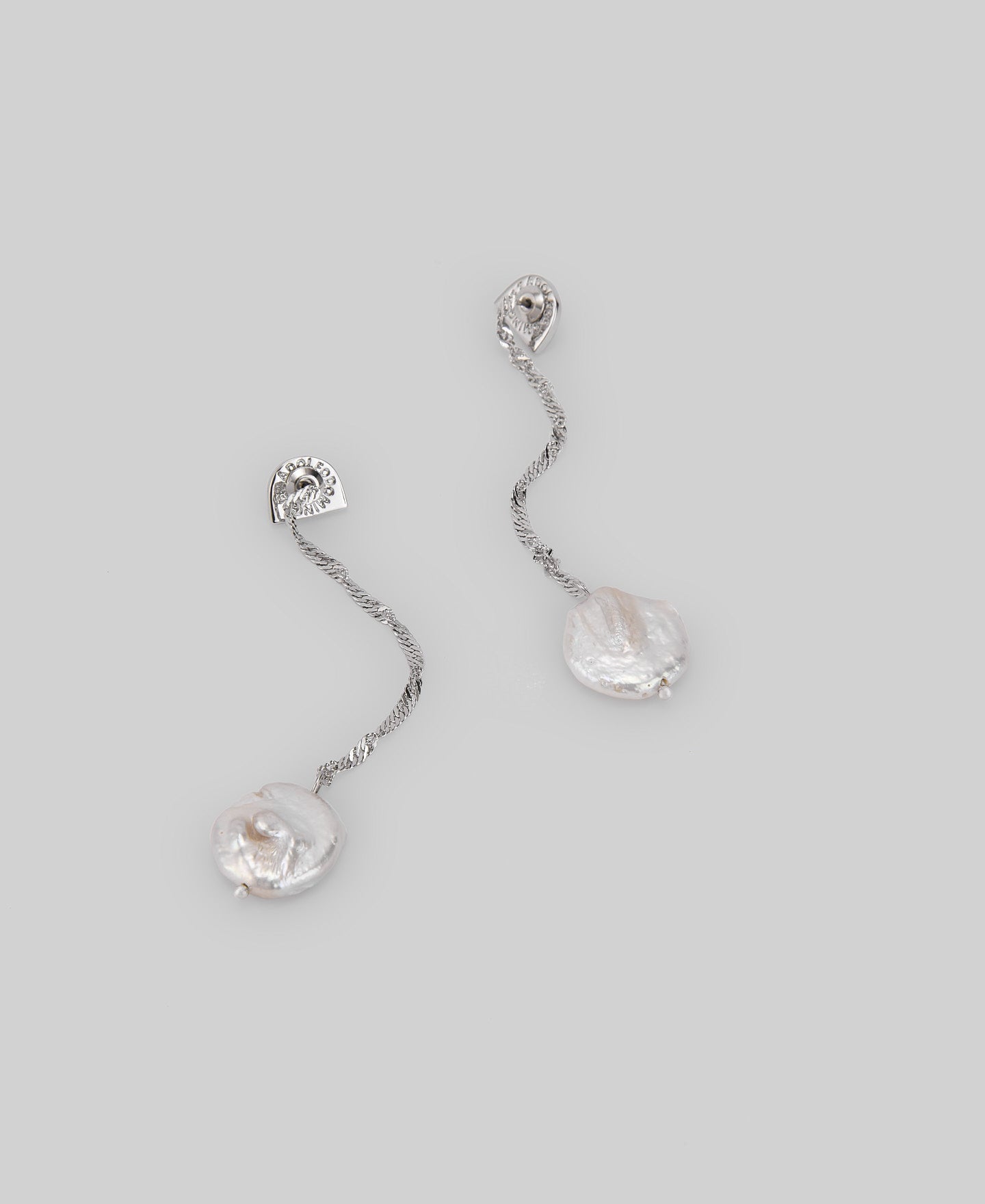 Dangling natural pearls earrings woman in silver color