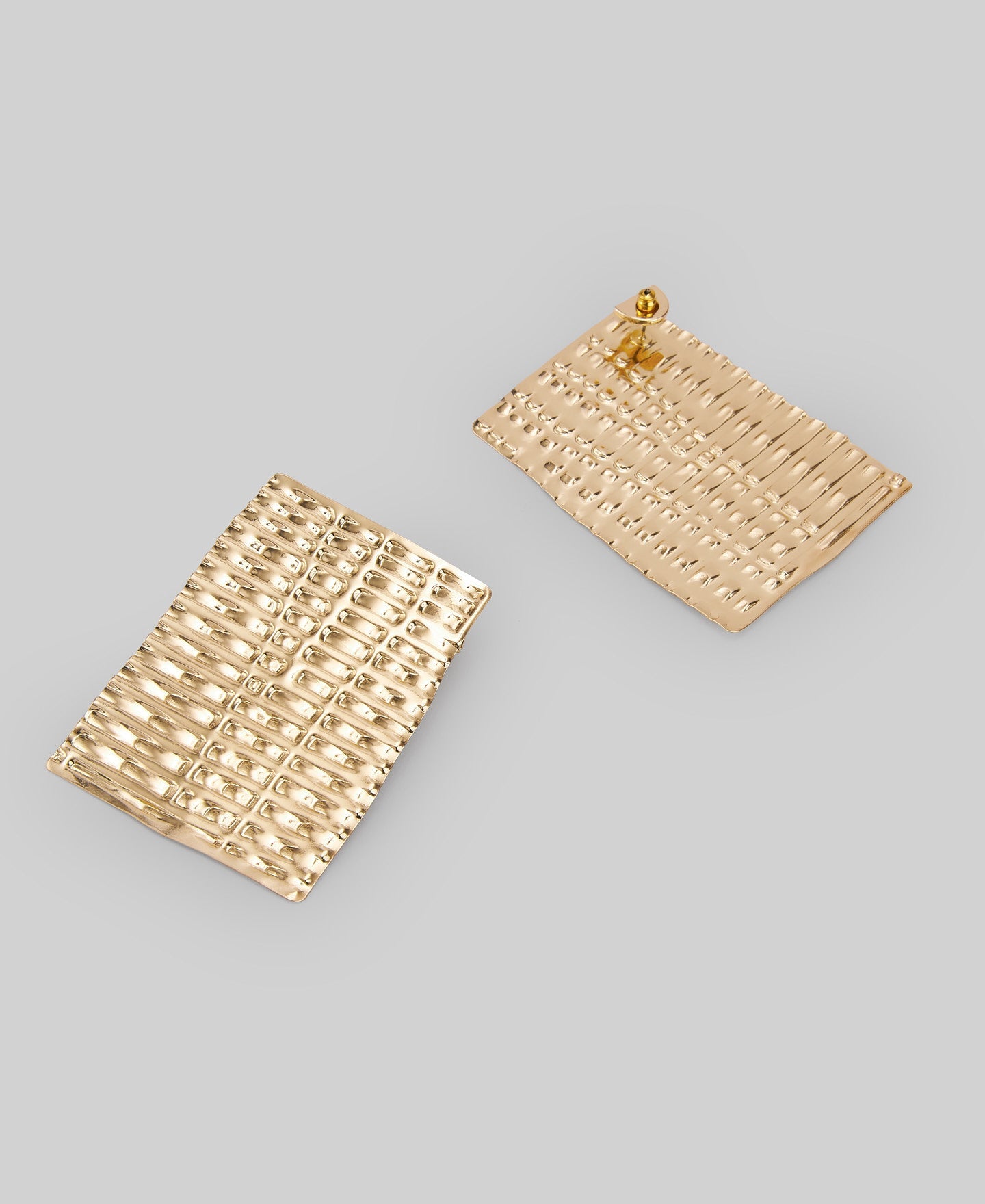 Textured flat earrings woman in gold