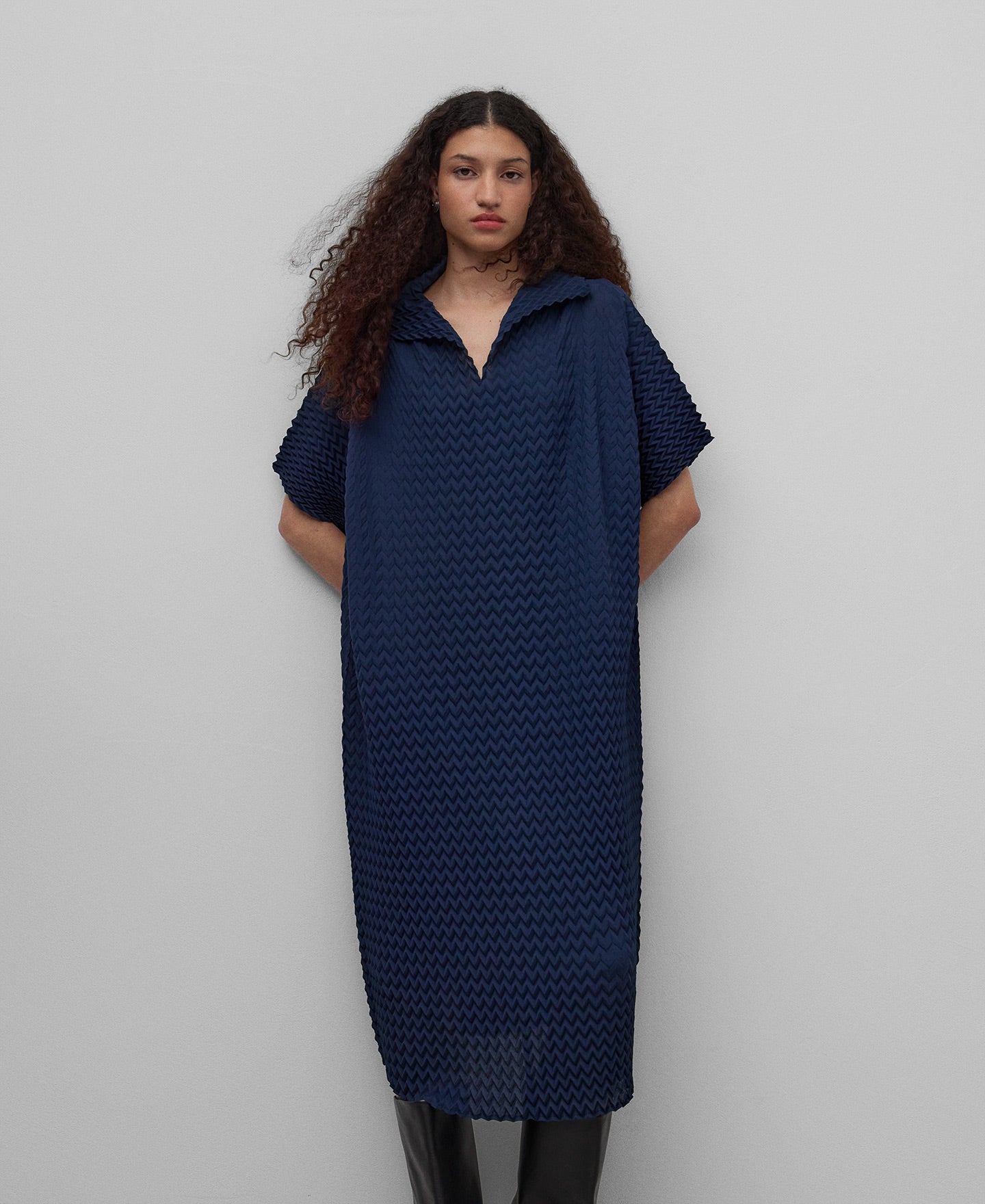 Navy blue zigzag crinkle dress woman in navy blue