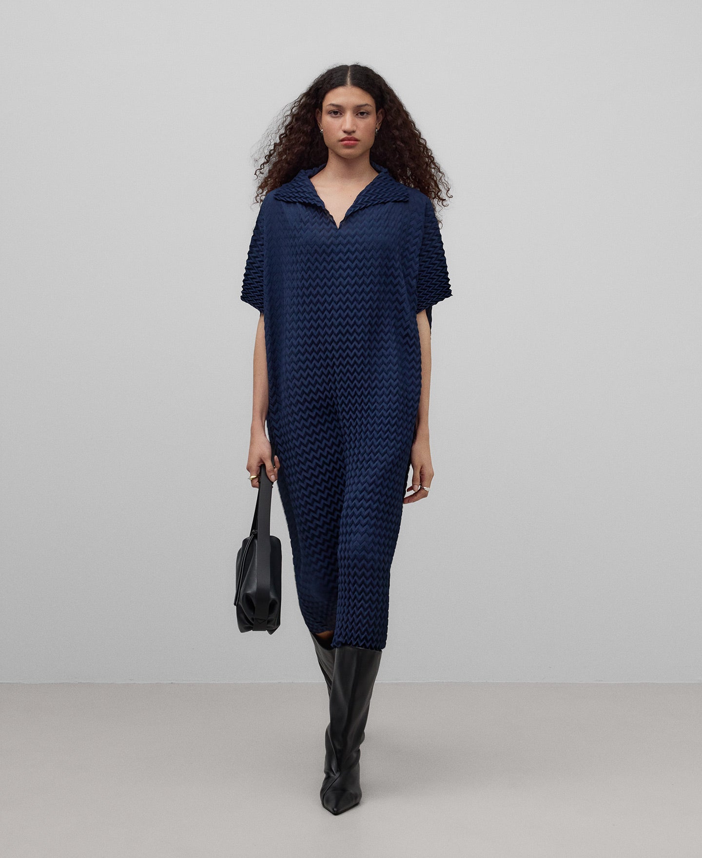 Navy blue zigzag crinkle dress woman in navy blue