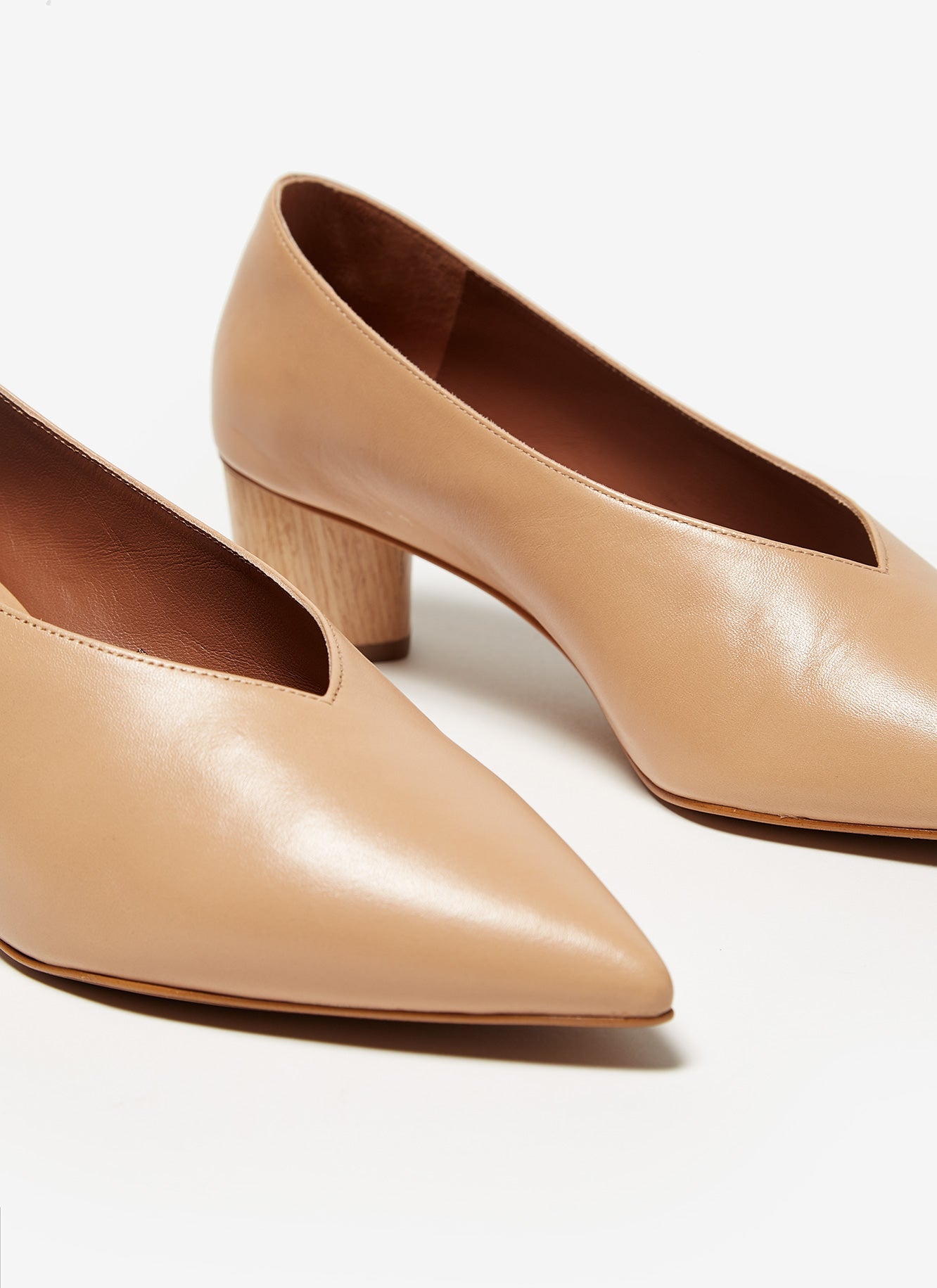 Nude Leather Heeled Shoes With V-Vamp