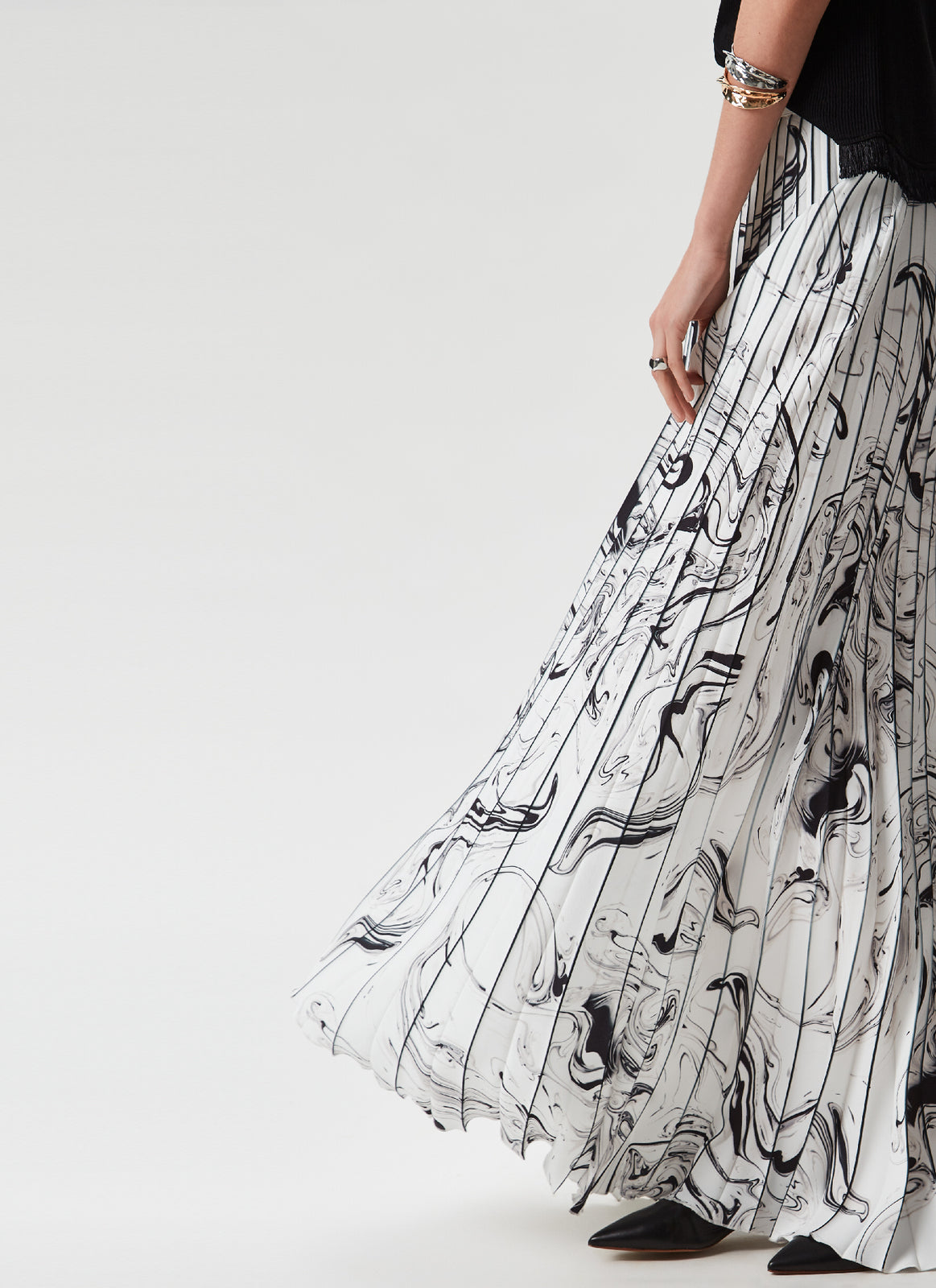 Black And White Long Pleated Skirt With Print